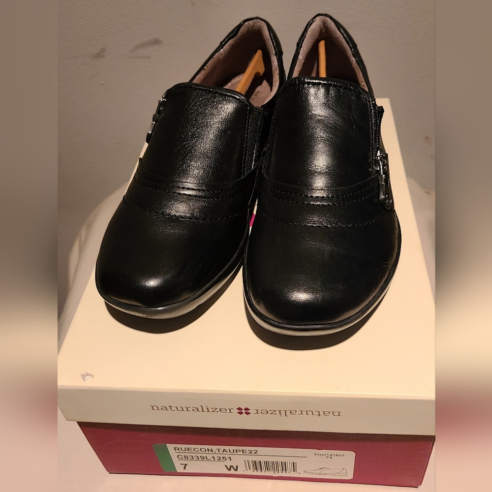 NIB- Naturalizer Black Shoe, Size 7